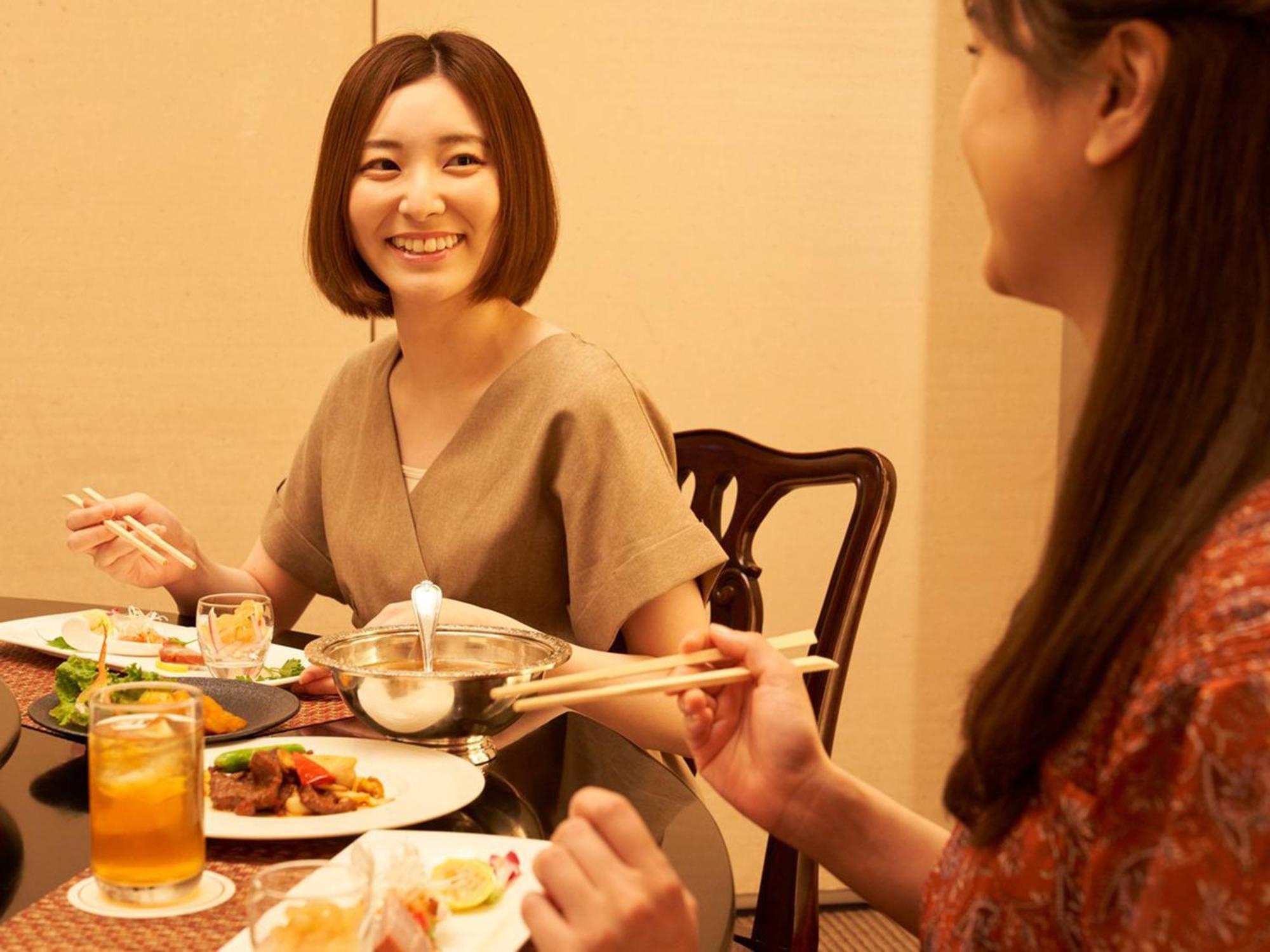 Sapporo Prince Hotel Ngoại thất bức ảnh Japanese women eating with chopsticks
