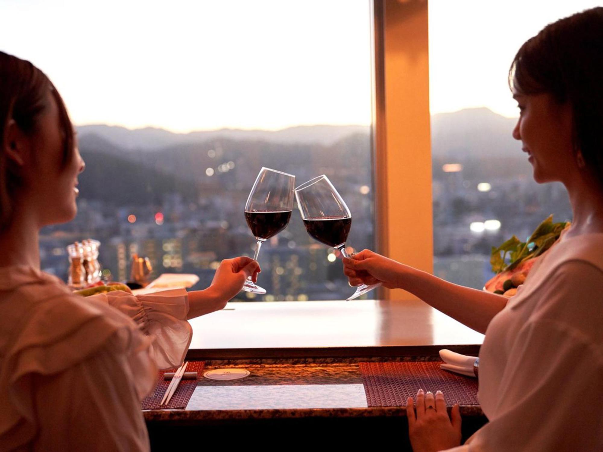 Sapporo Prince Hotel Ngoại thất bức ảnh A toast with wine