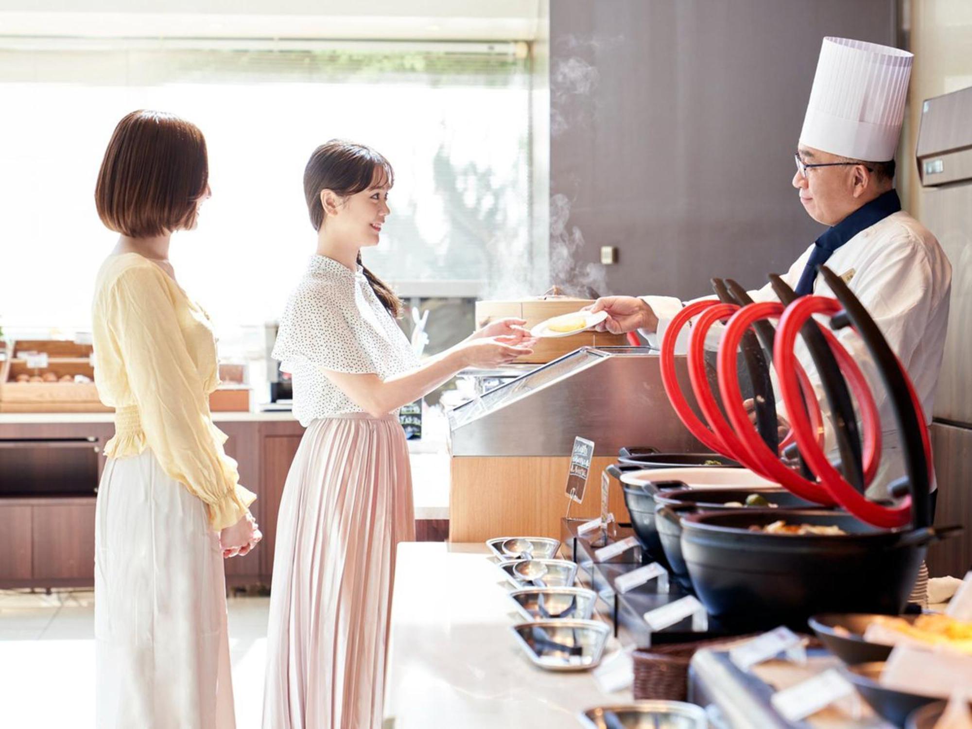 Sapporo Prince Hotel Ngoại thất bức ảnh A chef serving food to guests